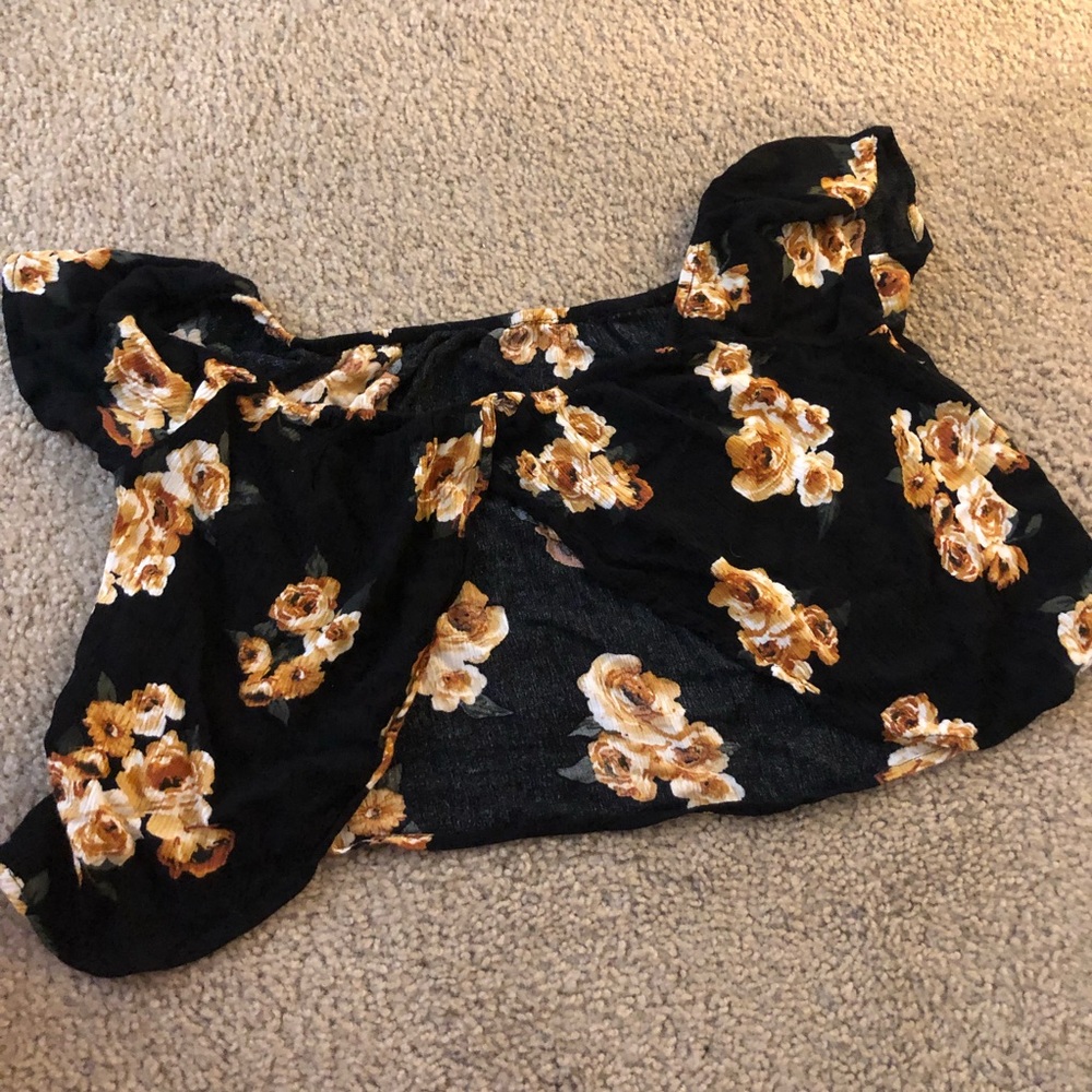 Adorable black sunflower crop top!